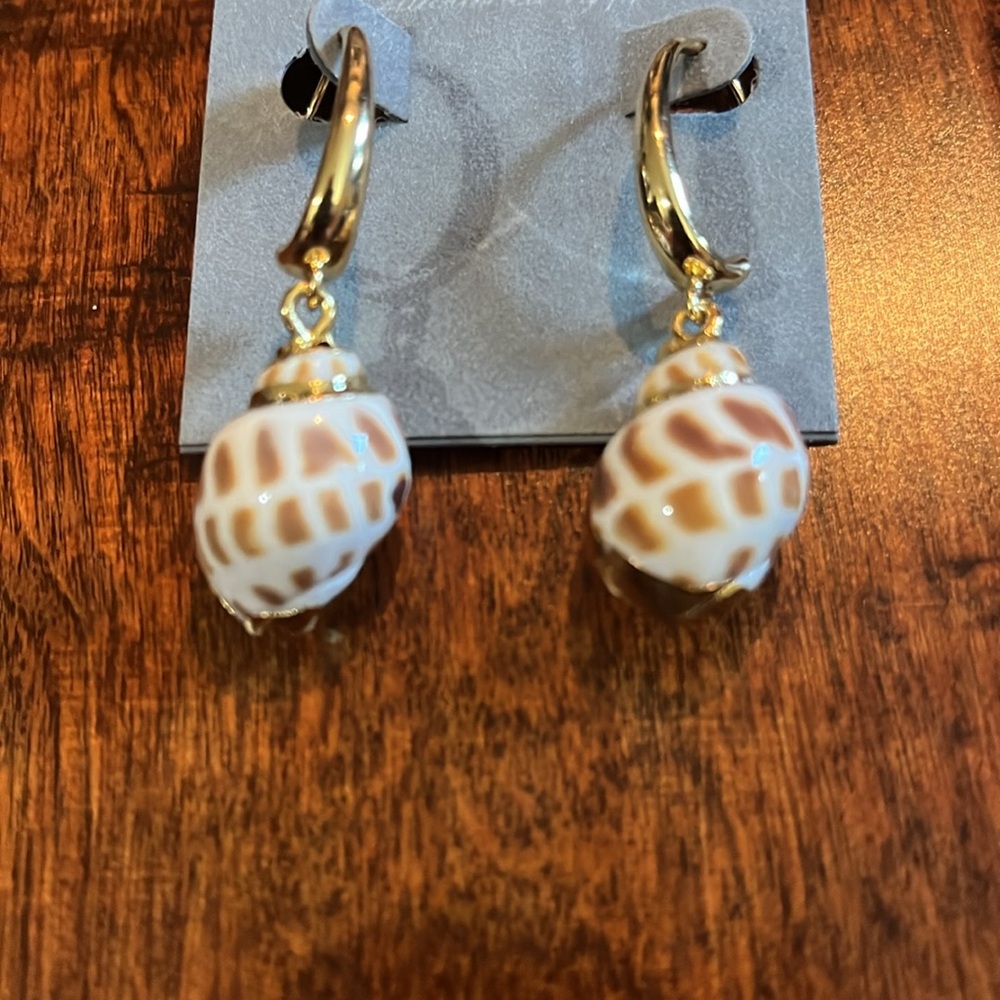 Talbots boho faux conch shell gold tone earrings - Picture 2 of 3